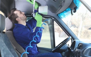 Cách Vệ sinh Trần Xe Ô Tô Tại Nhà Đơn Giản