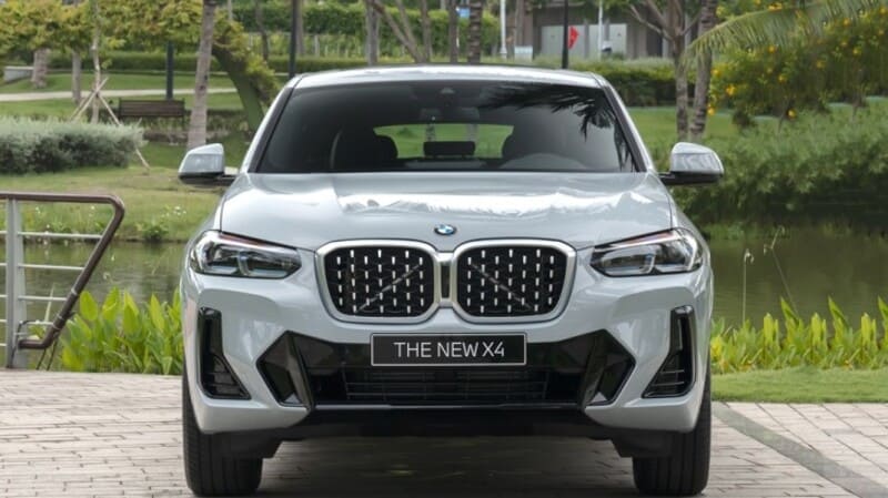 Hình ảnh đầu xe với lưới tản nhiệt 2 quả thận đặc trưng