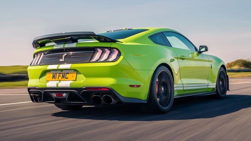 Chiếc Ford Mustang Shelby GT500 màu xanh