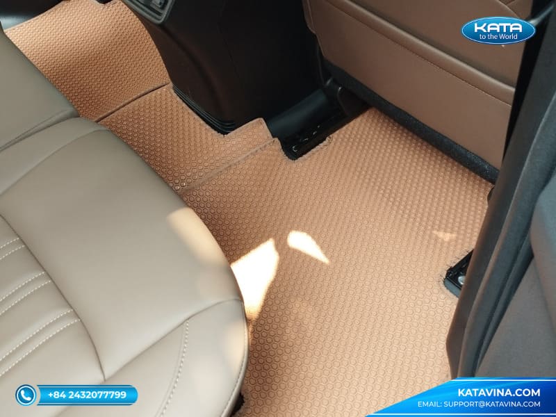 Chỉ mất gần 20 phút để vệ sinh và lau khô thảm lót sàn xe Isuzu MU-X 2022