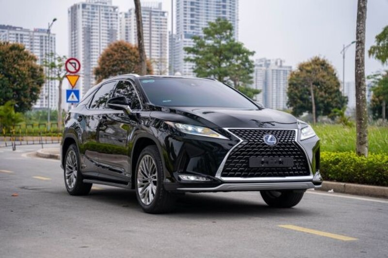 Đầu xe Lexus RX450h sở hữu lưới tản nhiệt hình con suốt đặc trưng của Lexus
