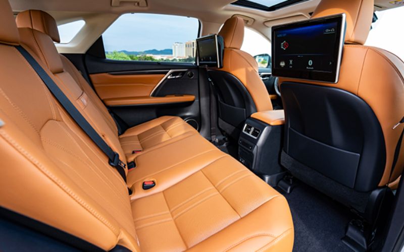 Khoang hành khách Lexus RX450h rộng rãi với ghế bọc da mềm mại 