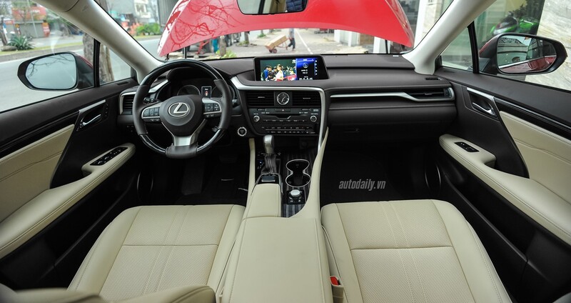  Khoang lái rộng rãi của Lexus RX450h với vật liệu gỗ cao cấp