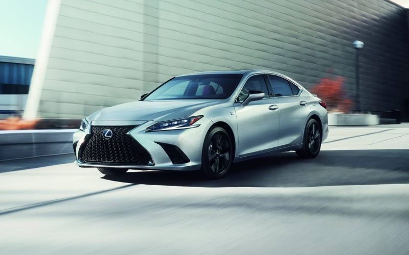 Lexus ES 300H 2024 là chiếc sedan hạng sang phù hợp cho gia đình 5 người