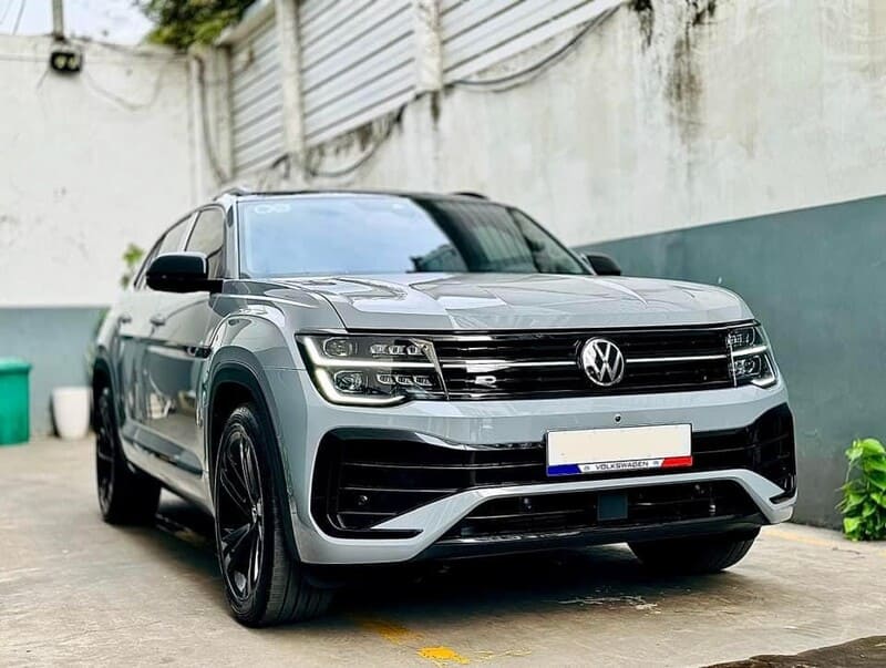Lưới tản nhiệt của Teramont X 2023 đặc trưng với logo Volkswagen phát sáng ở trung tâm