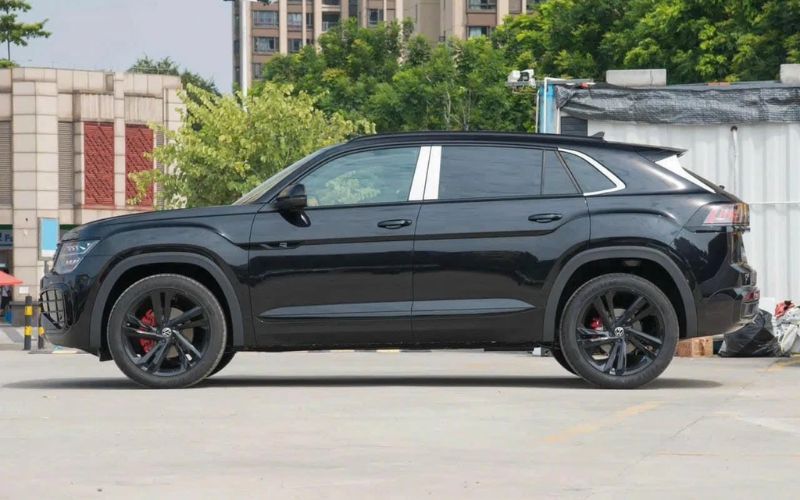 Thân xe Teramont X 2023 nổi bật với những đường gân nổi khối cơ bắp 