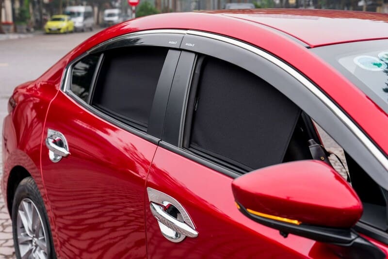 Lắp rèm che nắng ô tô cho 4 cửa kính sườn