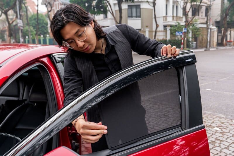 Gắn rèm lên khung cửa xe