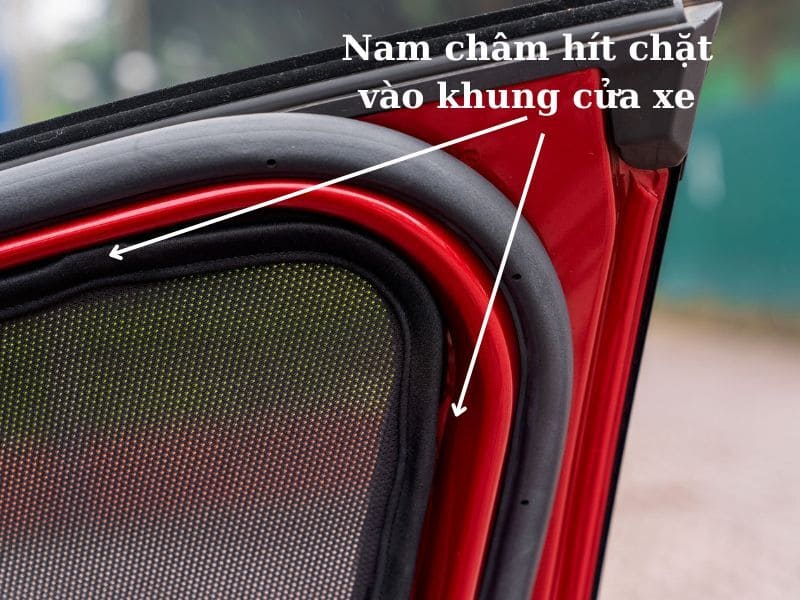 Nam châm lá sắp xếp ở dọc viền giúp rèm cố định chắc chắn với khung cửa