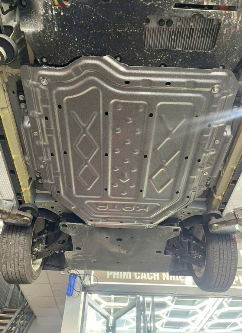 Hình ảnh bàn giao xe VinFast VF3 cho khách hàng sau khi lắp giáp bảo vệ pin KATA.