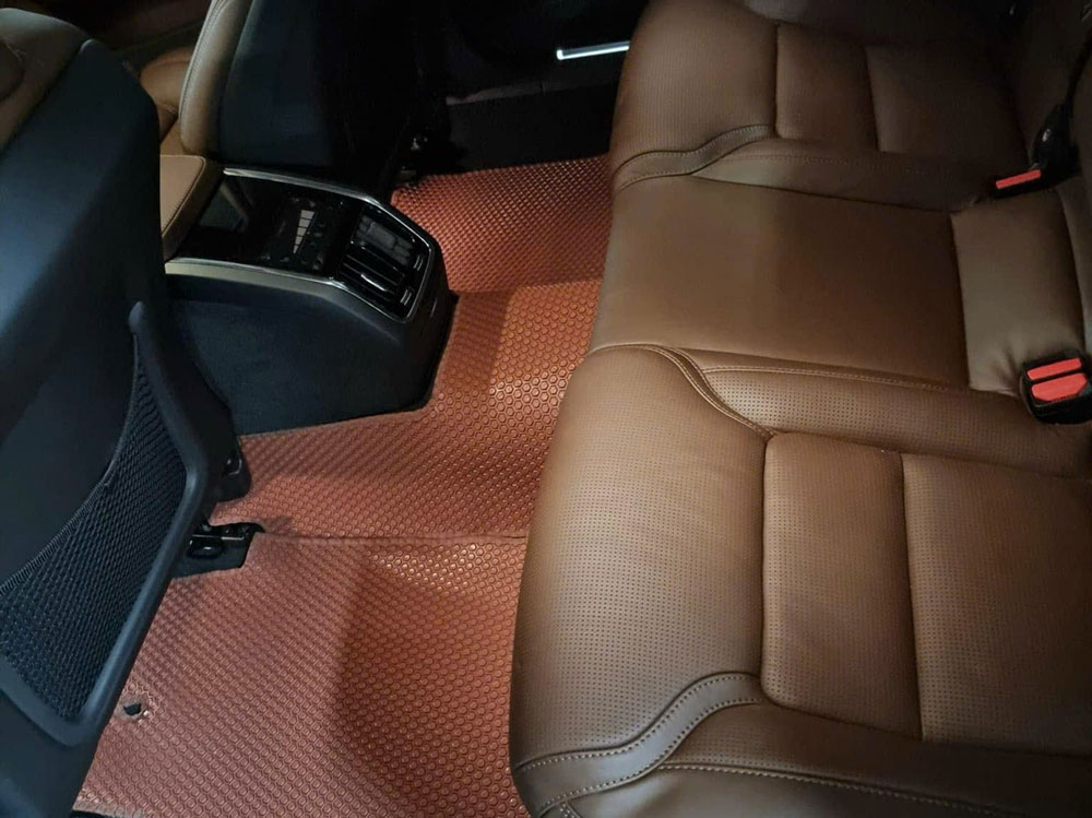 Thảm lót sàn xe Volvo XC90 vệ sinh và lau khô chỉ trong 30 phút