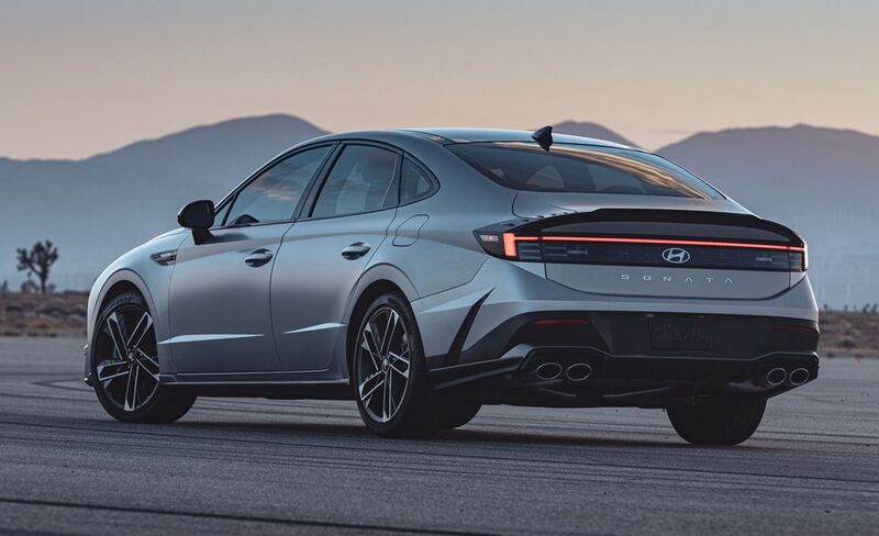 Đuôi xe Hyundai Sonata 2024 được trang bị 4 ống xả đối xứng