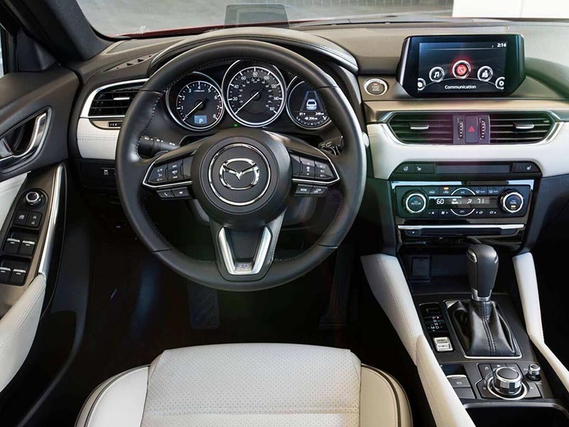 Khoang lái Mazda 6 2020