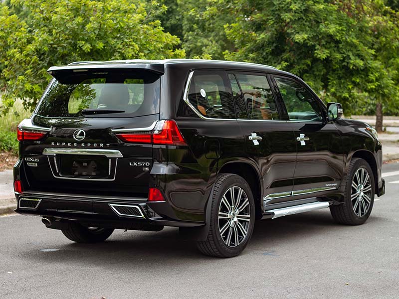 Đuôi xe Lexus LX 570 Super Sport 2021