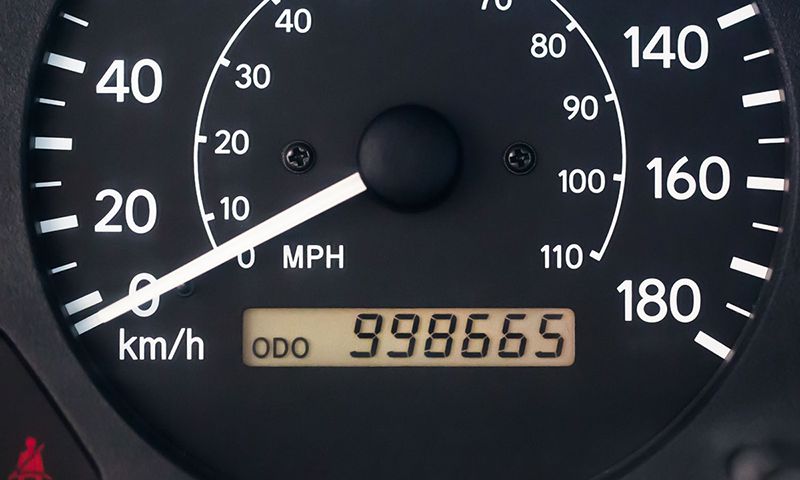 Số km đã đi càng cao thì giá trị xe càng thấp
