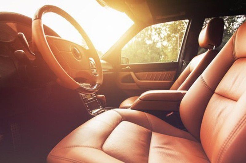 Đậu xe dưới trời nắng sẽ khiến nhiệt độ trong xe tăng, bọc da dễ nứt