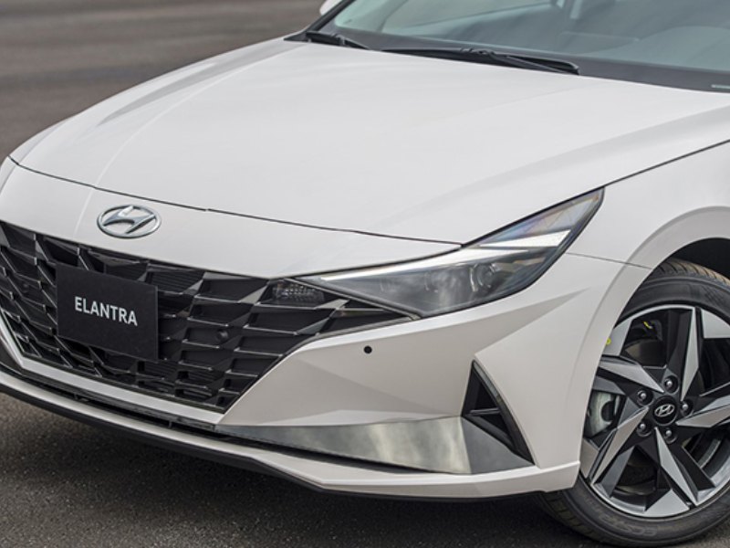 Đầu xe Elantra ấn tượng với cụm đèn pha được vuốt nhọn