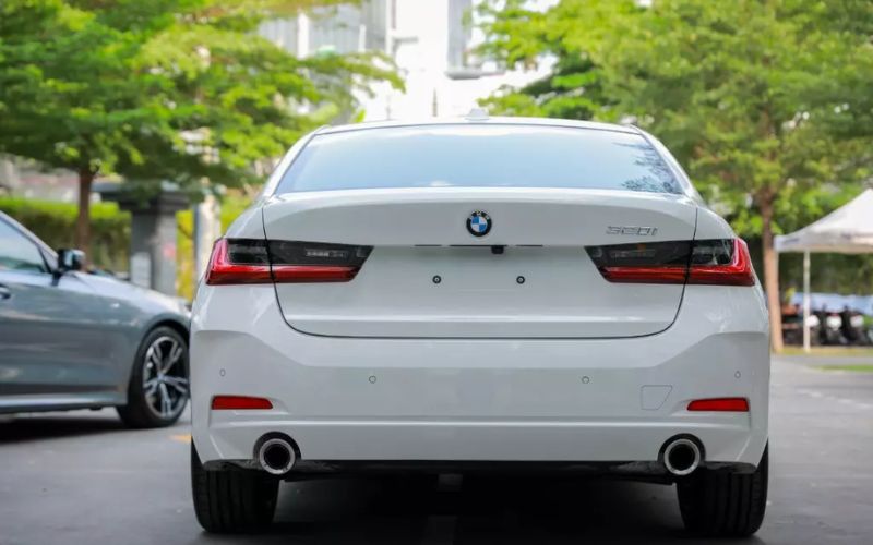Phần đuôi xe gãy gọn nhưng vẫn mang lại dáng vẻ mạnh mẽ
