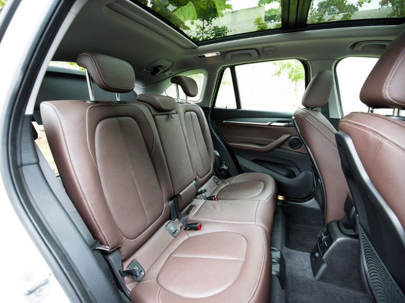 Hàng ghế thứ hai của BMW X1 tiện nghi, dễ chịu
