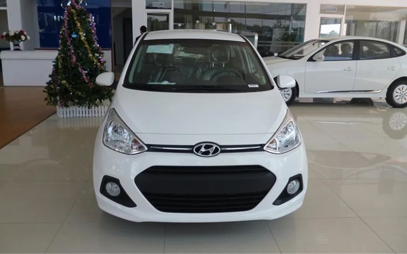 Phần đầu xe nổi bật với lưới tản nhiệt mở rộng dạng lục giác sắc cạnh