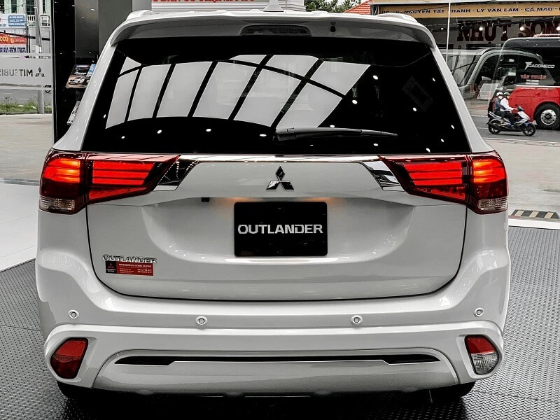 Đuôi xe được duy trì thiết kế đơn giản của hãng Mitsubishi