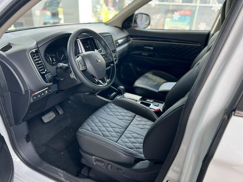 Nội thất bên trong xe Mitsubishi Outlander