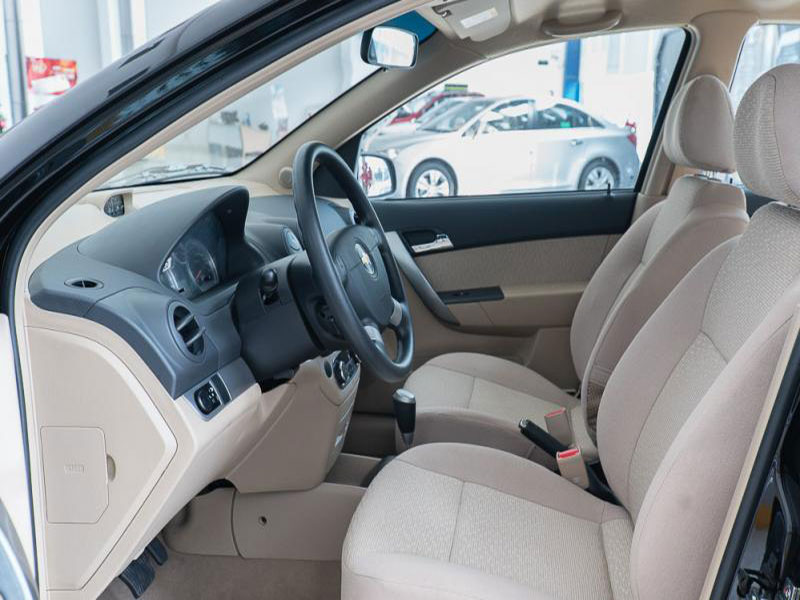 Khoang lái tiện nghi của Chevrolet Aveo 2015