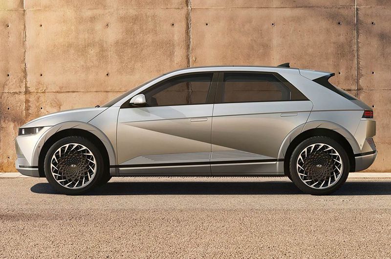 Điểm nhấn ở thân xe Hyundai Ioniq 5 2022 là những đường gấp dạng nổi