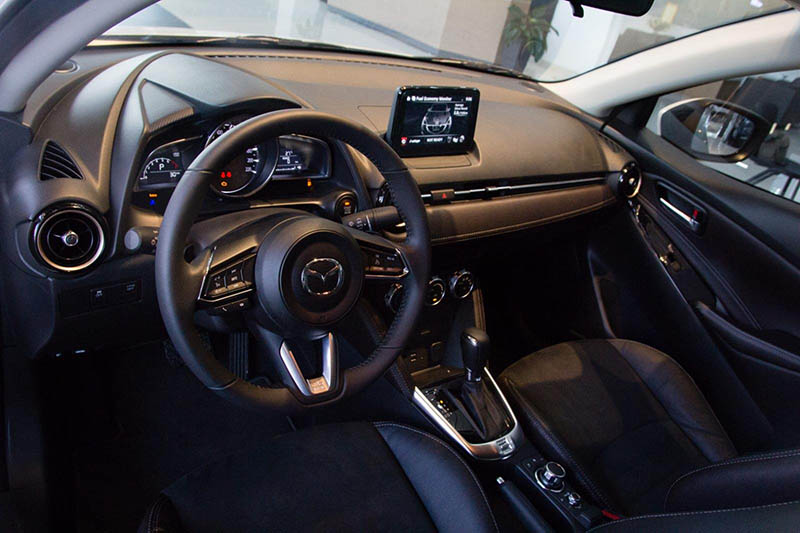 khoang lái mazda 2