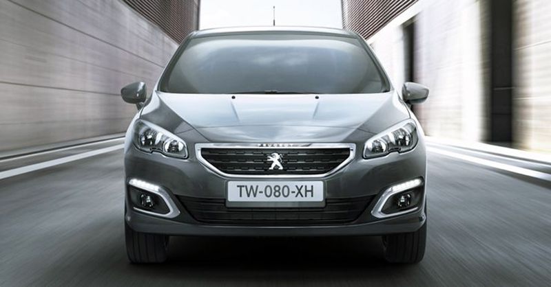 Cụm đèn pha Xenon ở đầu xe Peugeot 408 2021 có thể tự động điều chỉnh góc chiếu