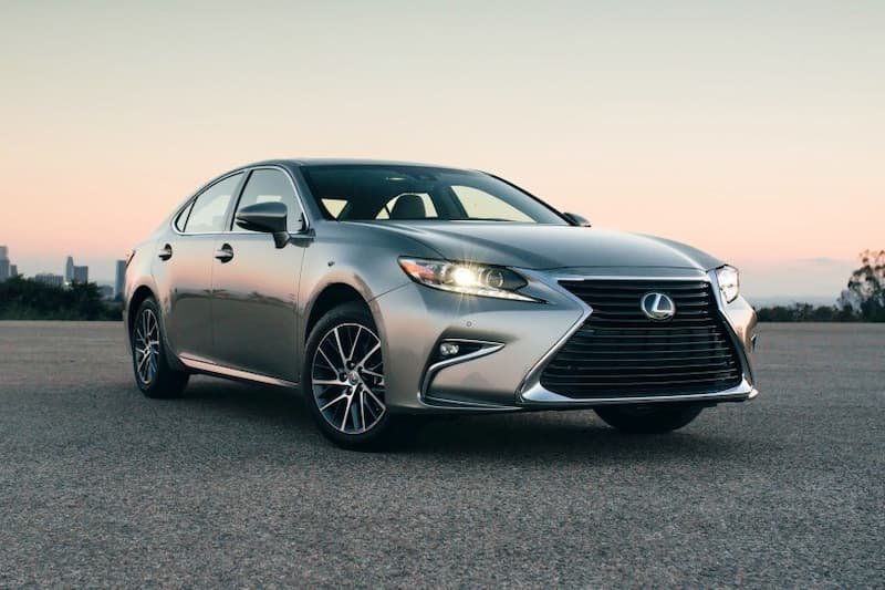 Dòng xe Lexus ES 350 giá lăn bánh mới nhất là bao nhiêu?