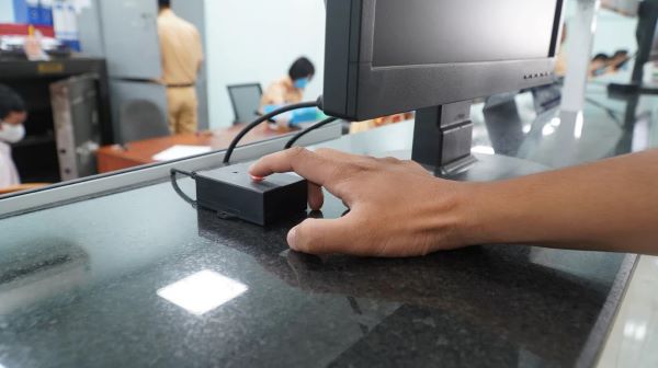 Nhờ người khác bấm hộ