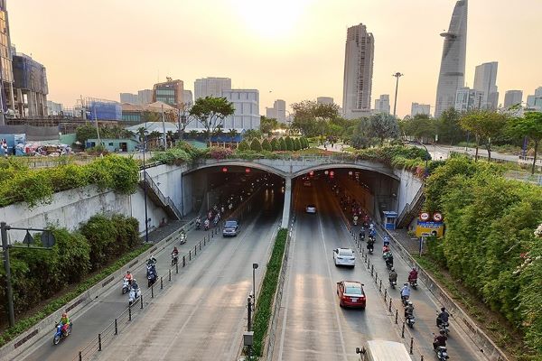 Lái xe ô tô qua hầm đường bộ