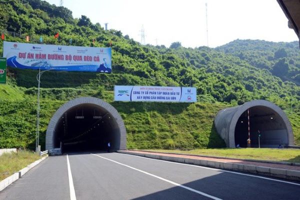 Lái xe ô tô qua hầm đường bộ cần lưu ý gì