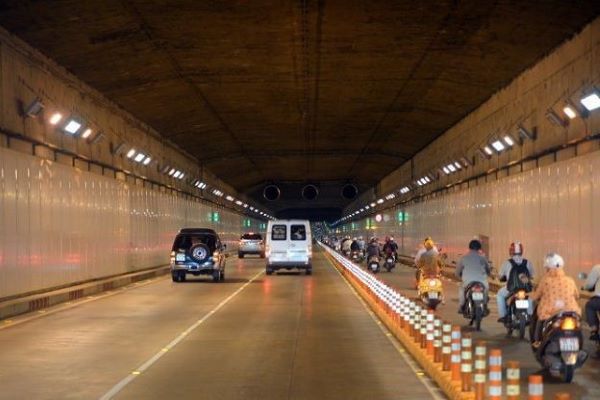 Nghiêm cấm vượt, quay đầu, đi lùi hoặc dừng, đậu xe