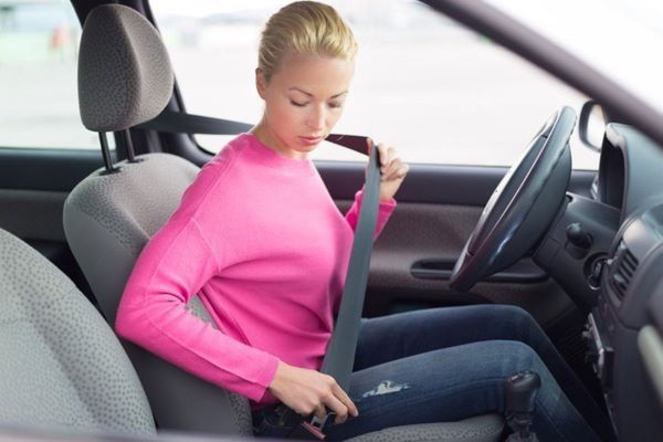 Chỉnh ghế, chỉnh gương và hạ phanh tay trước khi khởi hành