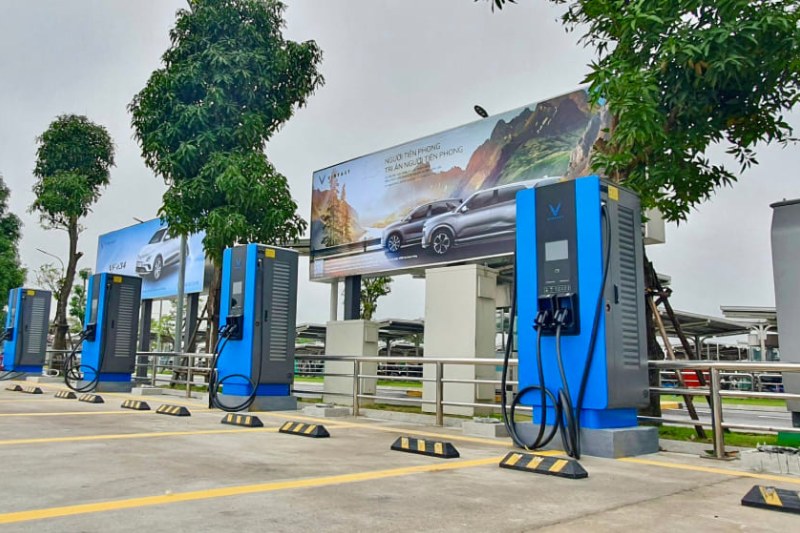 Sạc pin xe ô tô điện đúng cách